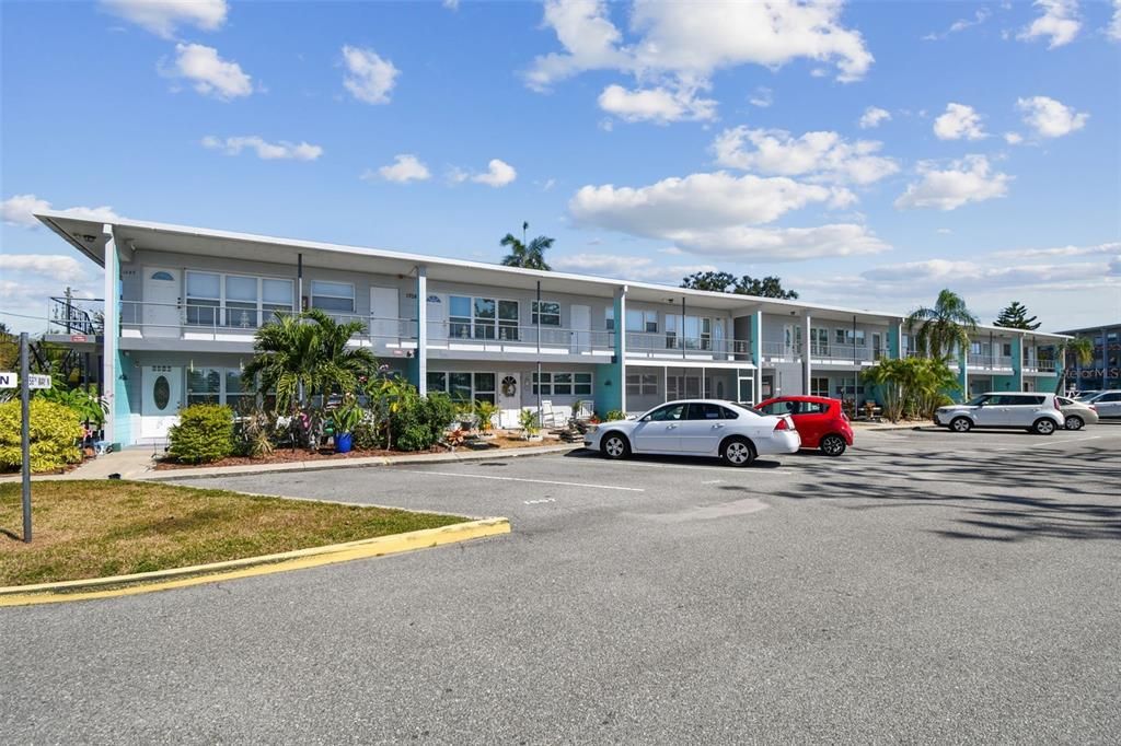 For Sale: $133,000 (2 beds, 1 baths, 835 Square Feet)