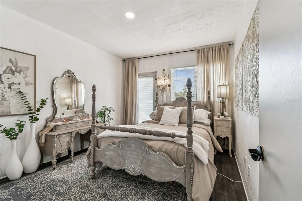 For Sale: $133,000 (2 beds, 1 baths, 835 Square Feet)