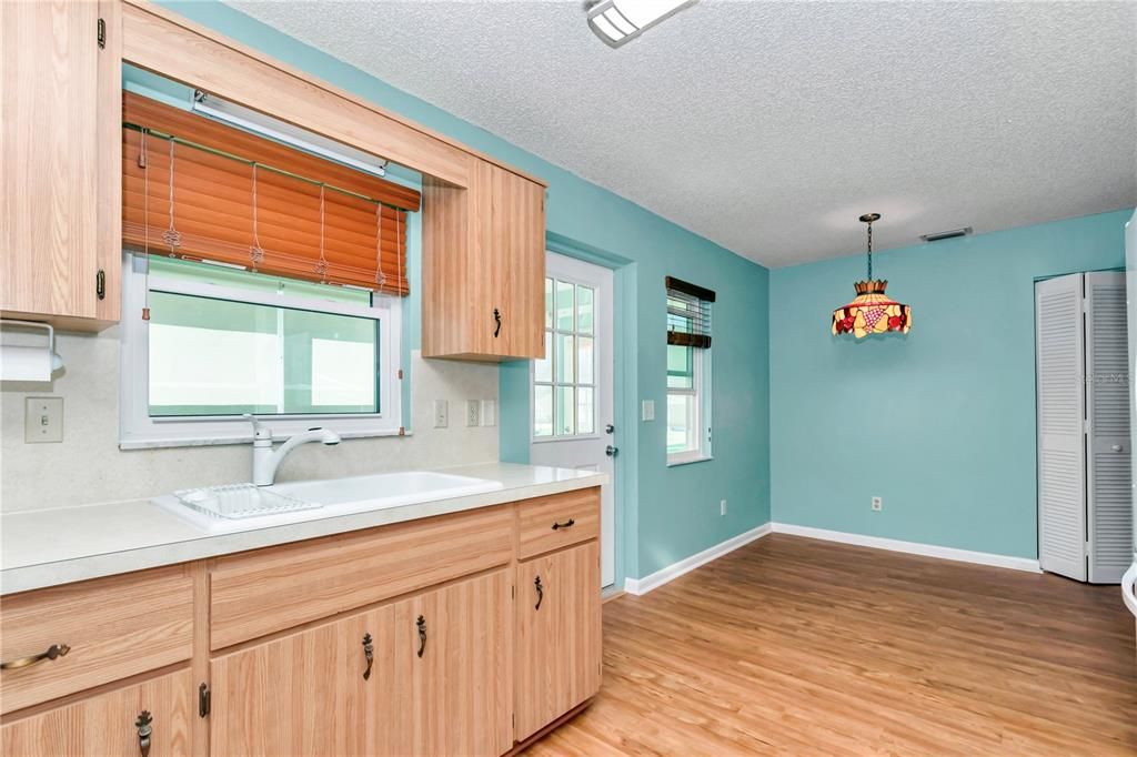 Active With Contract: $159,900 (2 beds, 2 baths, 1411 Square Feet)