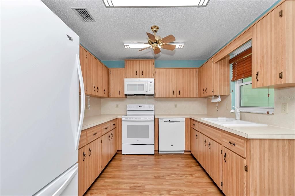 Active With Contract: $159,900 (2 beds, 2 baths, 1411 Square Feet)