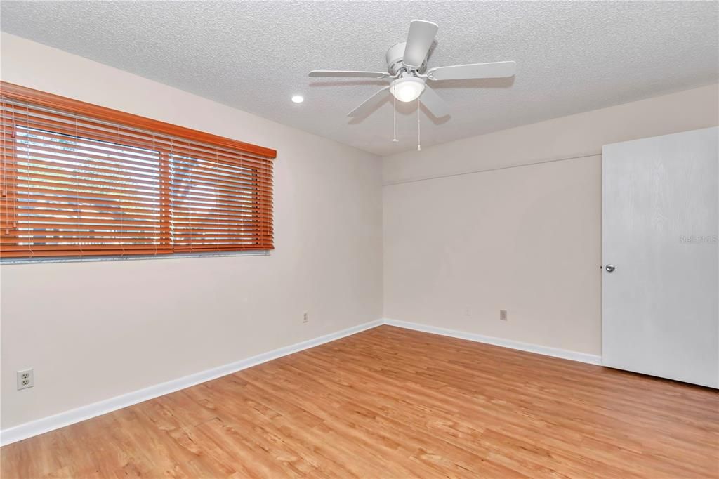Active With Contract: $159,900 (2 beds, 2 baths, 1411 Square Feet)
