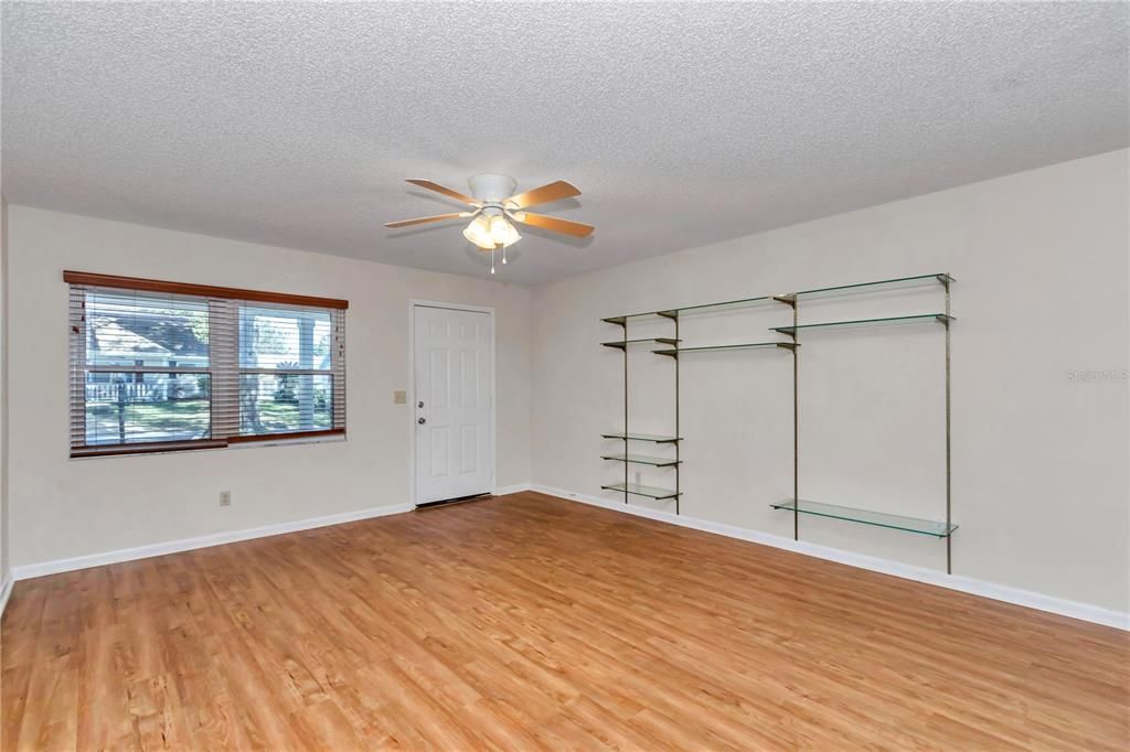 Active With Contract: $159,900 (2 beds, 2 baths, 1411 Square Feet)