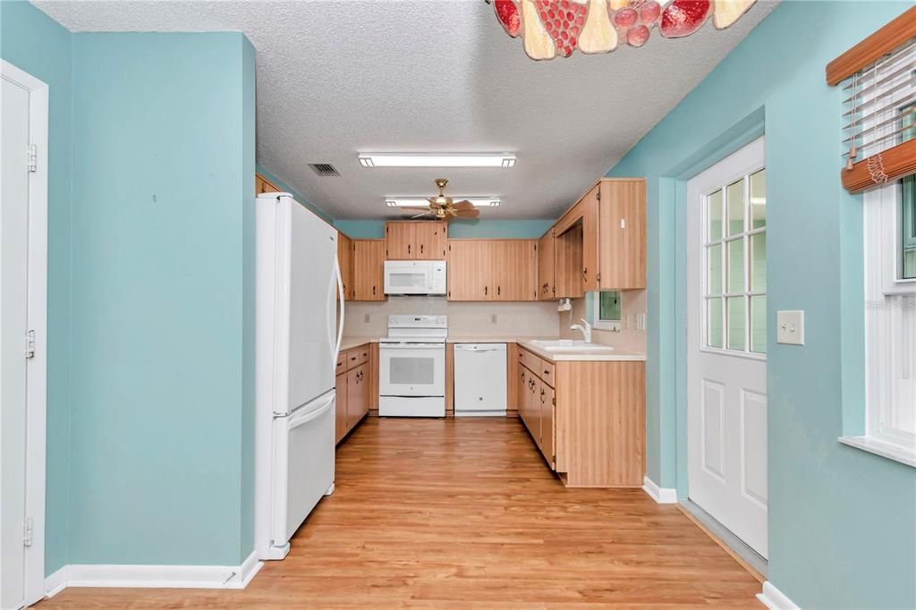 Active With Contract: $159,900 (2 beds, 2 baths, 1411 Square Feet)