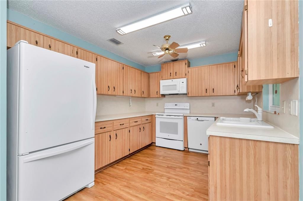 Active With Contract: $159,900 (2 beds, 2 baths, 1411 Square Feet)