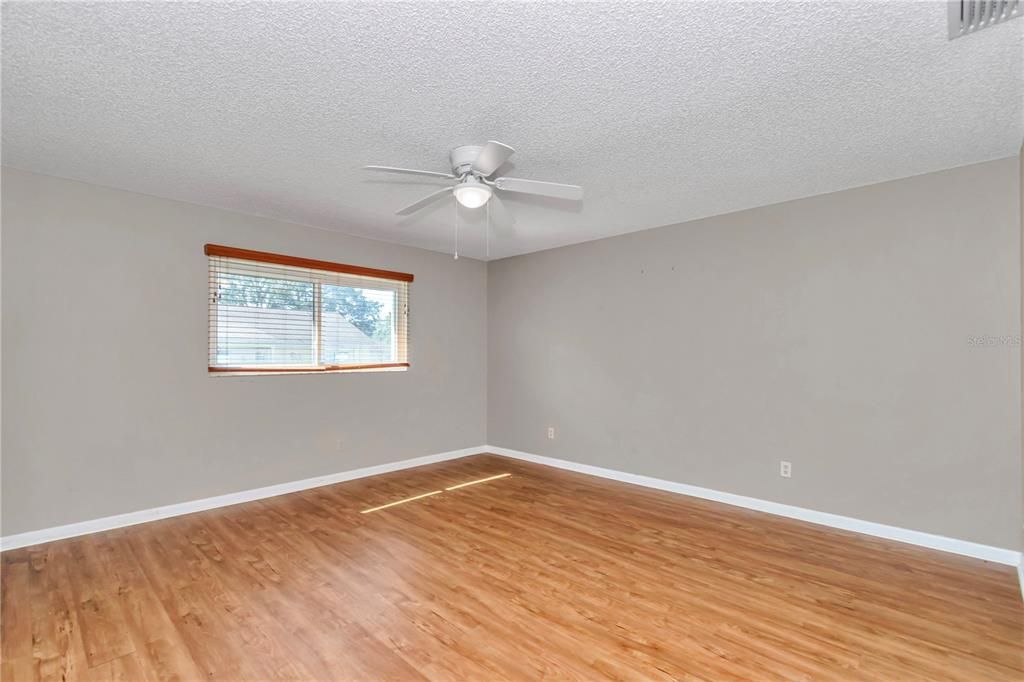 Active With Contract: $159,900 (2 beds, 2 baths, 1411 Square Feet)
