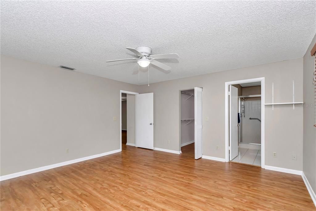 Active With Contract: $159,900 (2 beds, 2 baths, 1411 Square Feet)