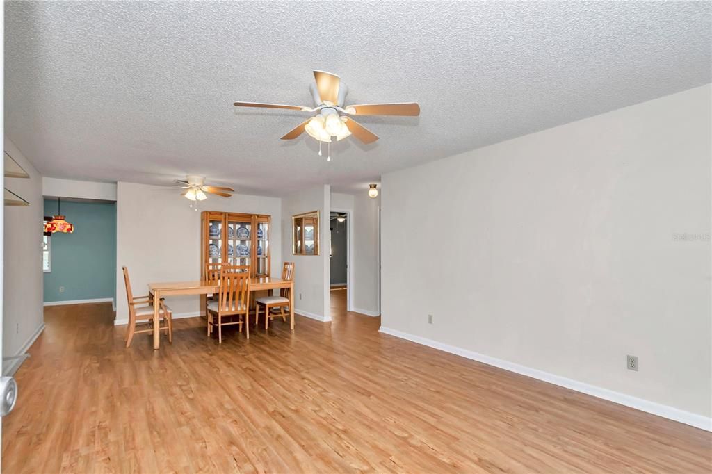 Active With Contract: $159,900 (2 beds, 2 baths, 1411 Square Feet)