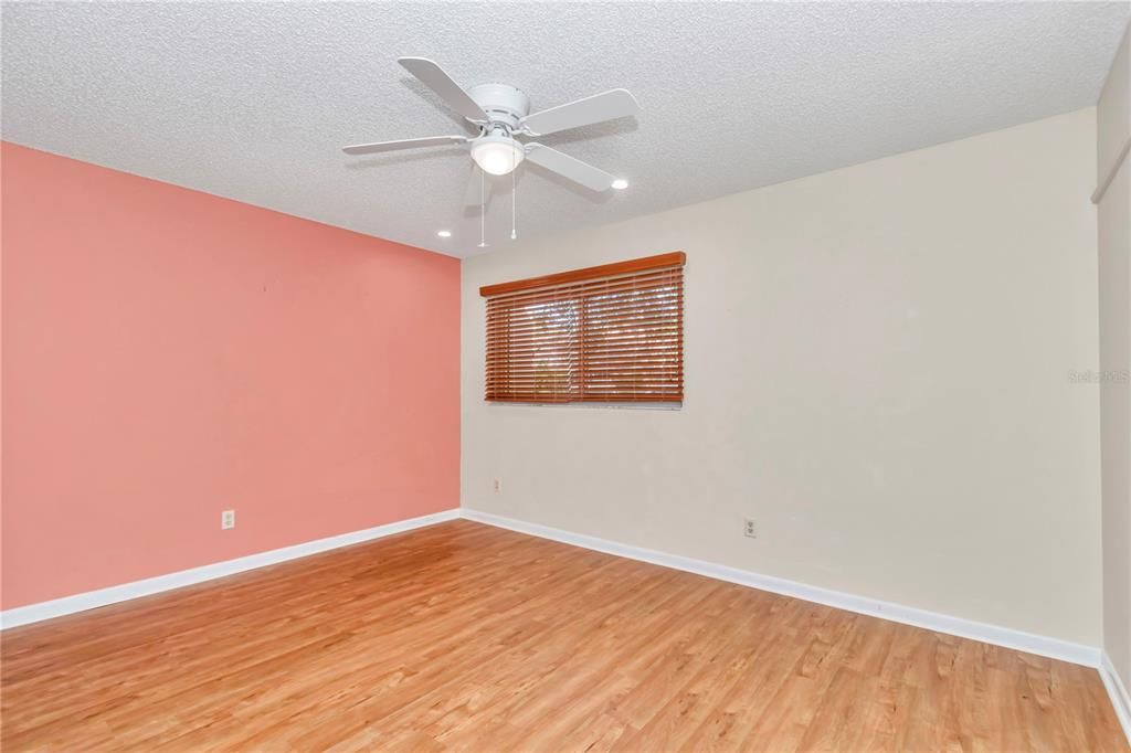 Active With Contract: $159,900 (2 beds, 2 baths, 1411 Square Feet)