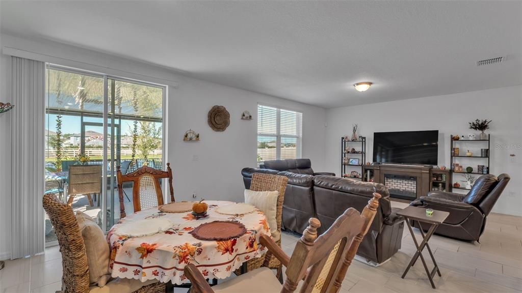 En Venta: $365,000 (4 camas, 2 baños, 1823 Pies cuadrados)