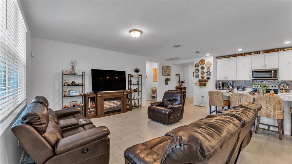 En Venta: $365,000 (4 camas, 2 baños, 1823 Pies cuadrados)