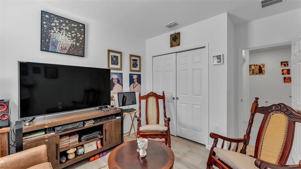 En Venta: $365,000 (4 camas, 2 baños, 1823 Pies cuadrados)