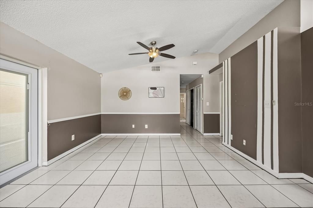 合同活跃: $279,990 (4 贝兹, 2 浴室, 1263 平方英尺)