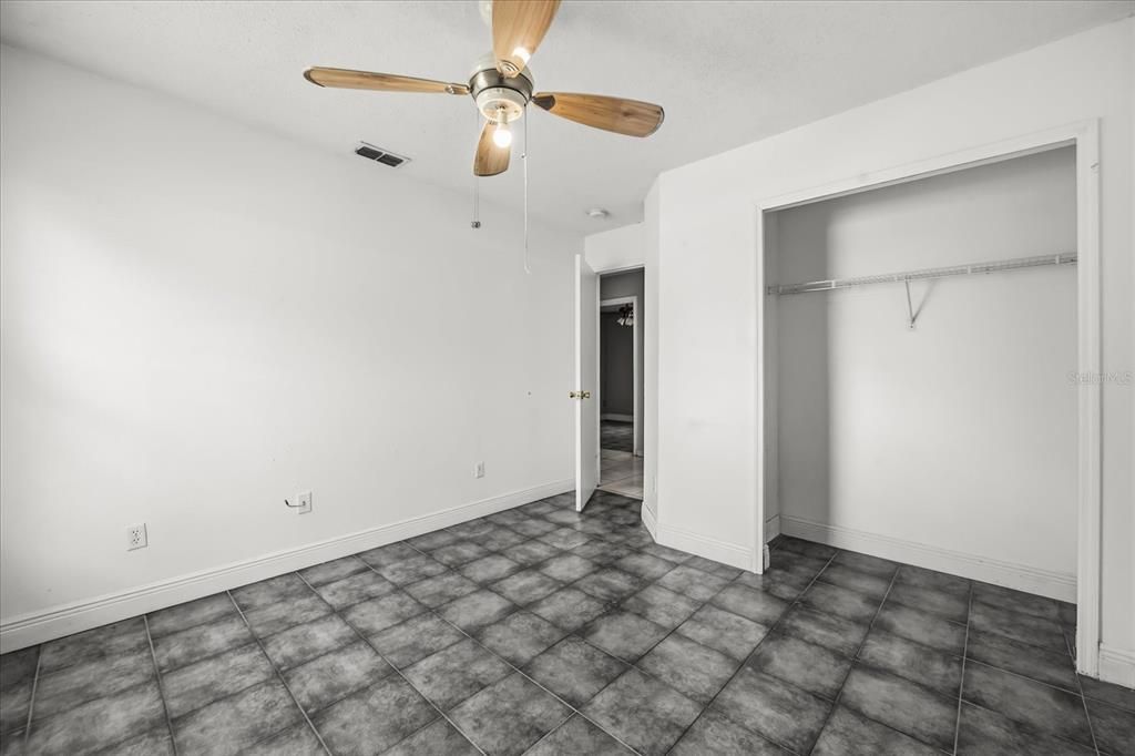 合同活跃: $279,990 (4 贝兹, 2 浴室, 1263 平方英尺)