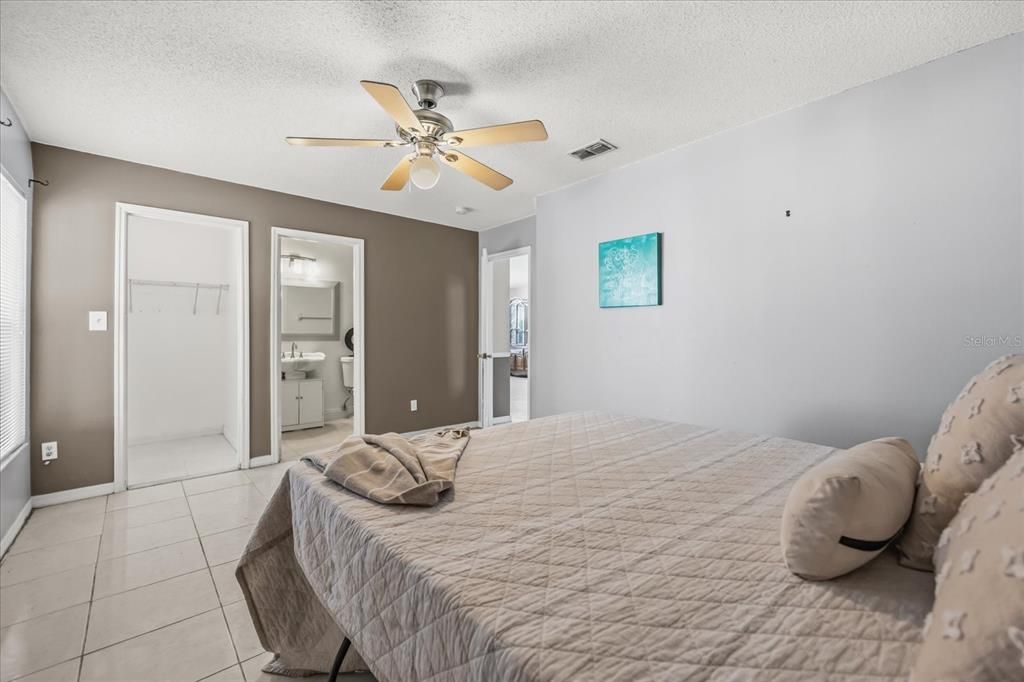 合同活跃: $279,990 (4 贝兹, 2 浴室, 1263 平方英尺)