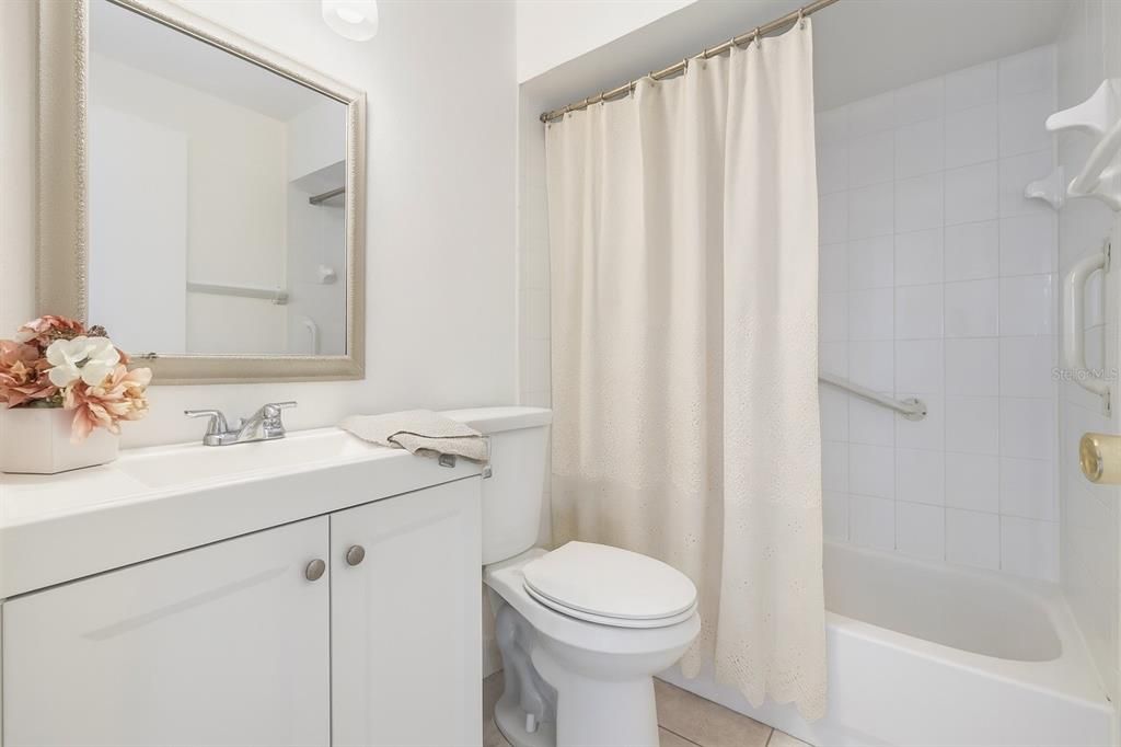 合同活跃: $279,990 (4 贝兹, 2 浴室, 1263 平方英尺)