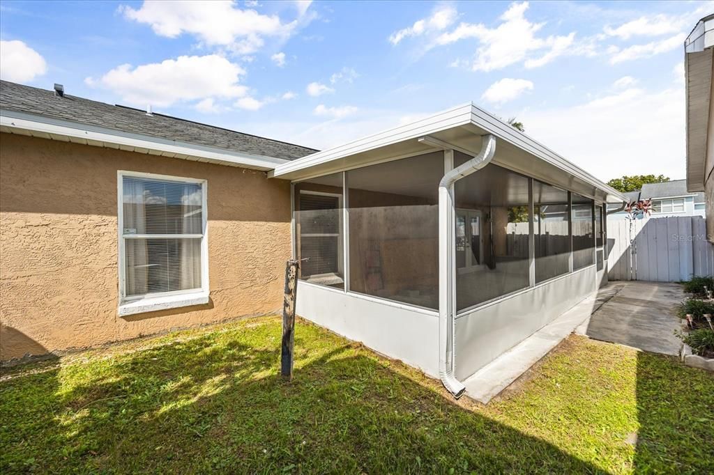 合同活跃: $279,990 (4 贝兹, 2 浴室, 1263 平方英尺)