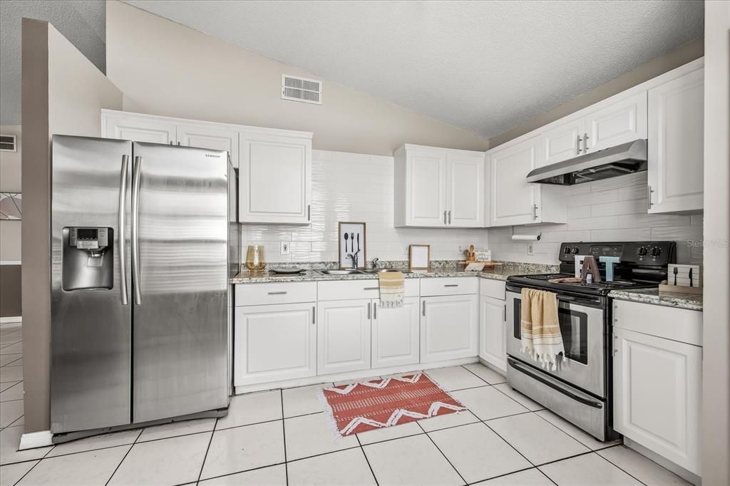 合同活跃: $279,990 (4 贝兹, 2 浴室, 1263 平方英尺)