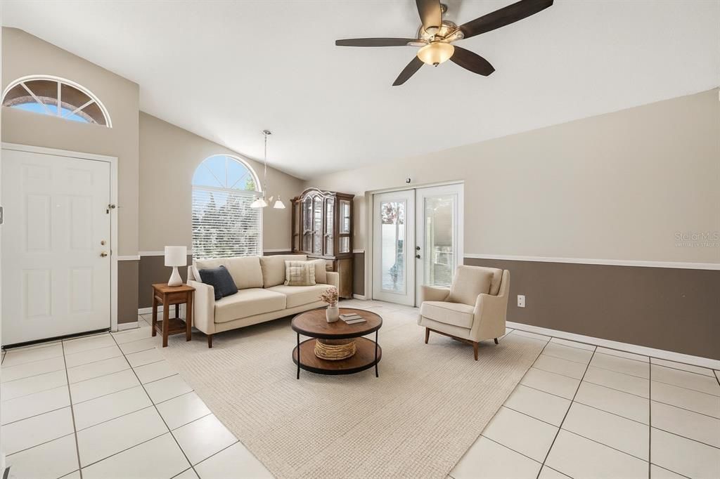 合同活跃: $279,990 (4 贝兹, 2 浴室, 1263 平方英尺)