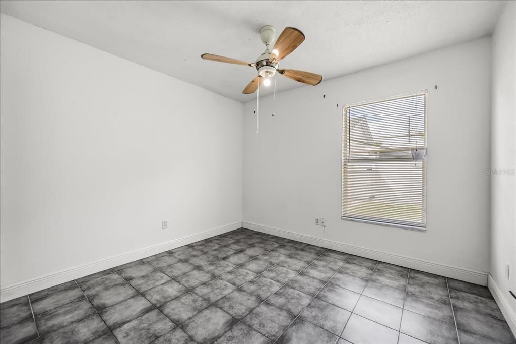 合同活跃: $279,990 (4 贝兹, 2 浴室, 1263 平方英尺)