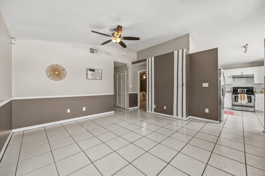 合同活跃: $279,990 (4 贝兹, 2 浴室, 1263 平方英尺)