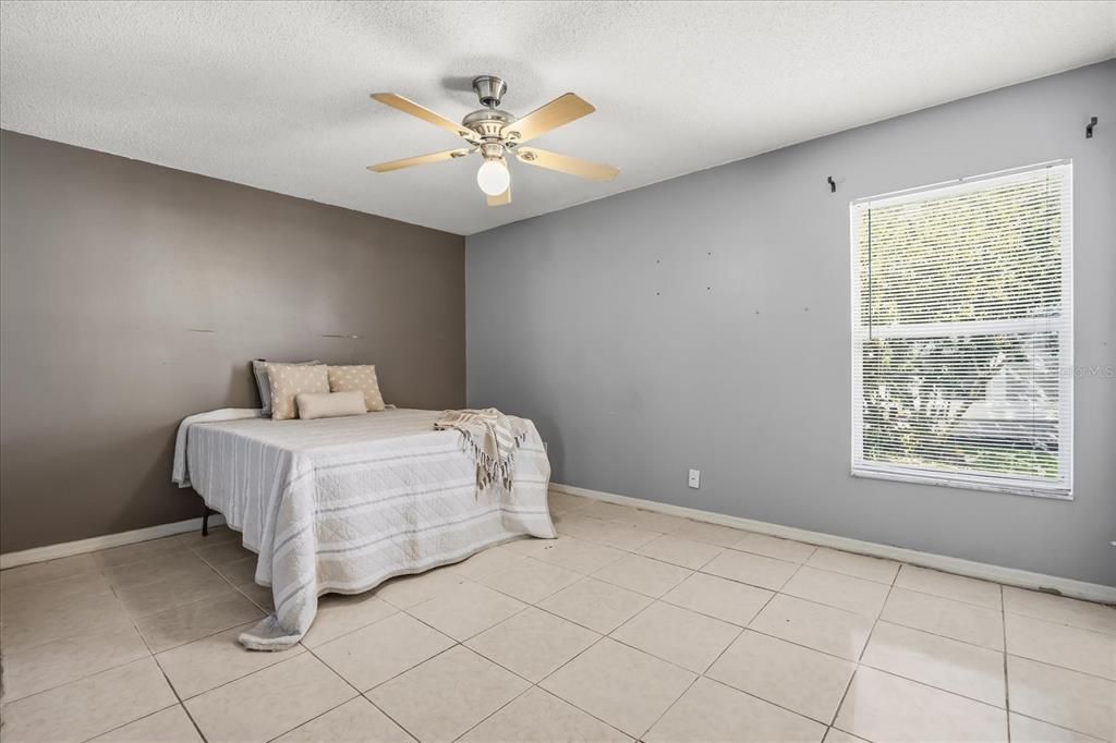 合同活跃: $279,990 (4 贝兹, 2 浴室, 1263 平方英尺)