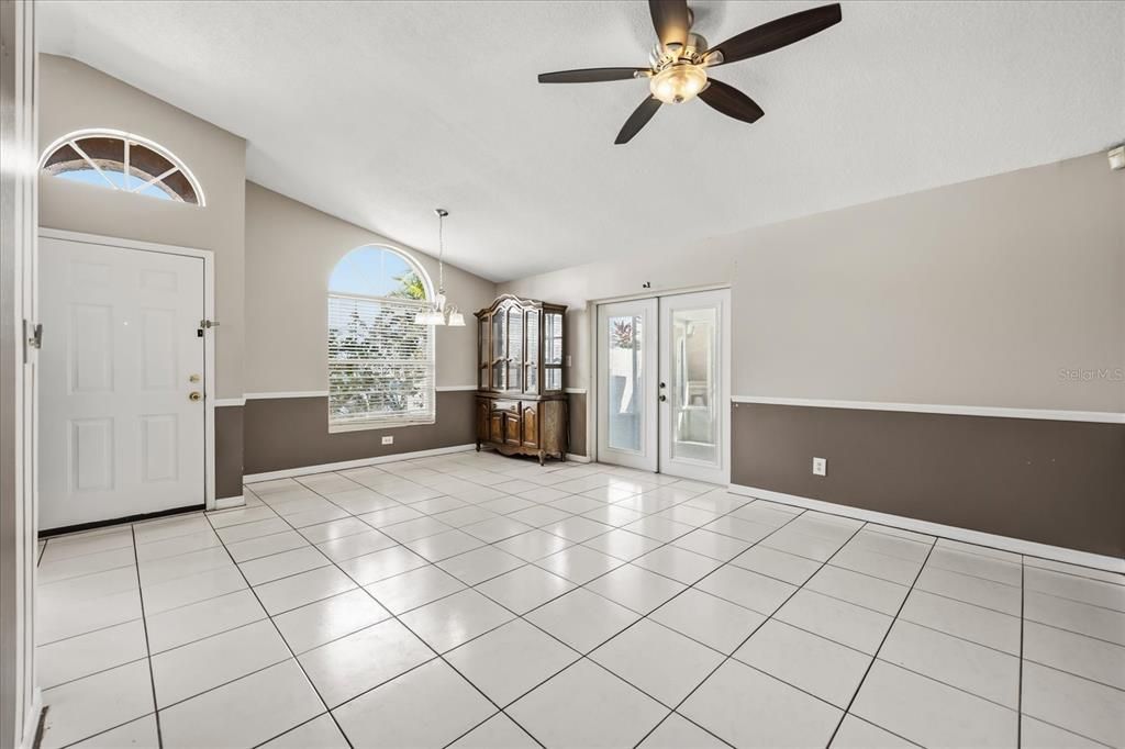 合同活跃: $279,990 (4 贝兹, 2 浴室, 1263 平方英尺)