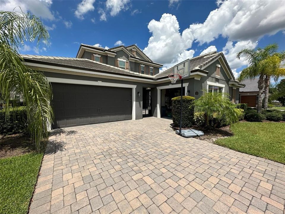 For Rent: $5,995 (4 beds, 5 baths, 4070 Square Feet)