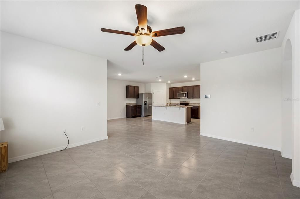 Activo con contrato: $330,000 (4 camas, 2 baños, 1867 Pies cuadrados)