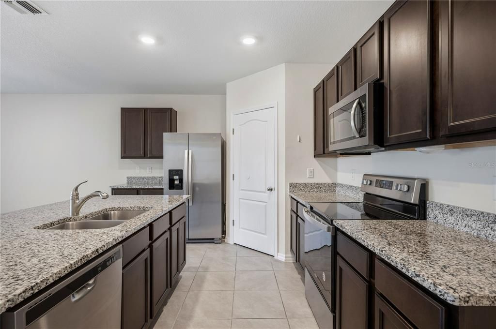 Activo con contrato: $330,000 (4 camas, 2 baños, 1867 Pies cuadrados)