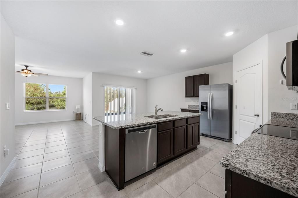 Activo con contrato: $330,000 (4 camas, 2 baños, 1867 Pies cuadrados)