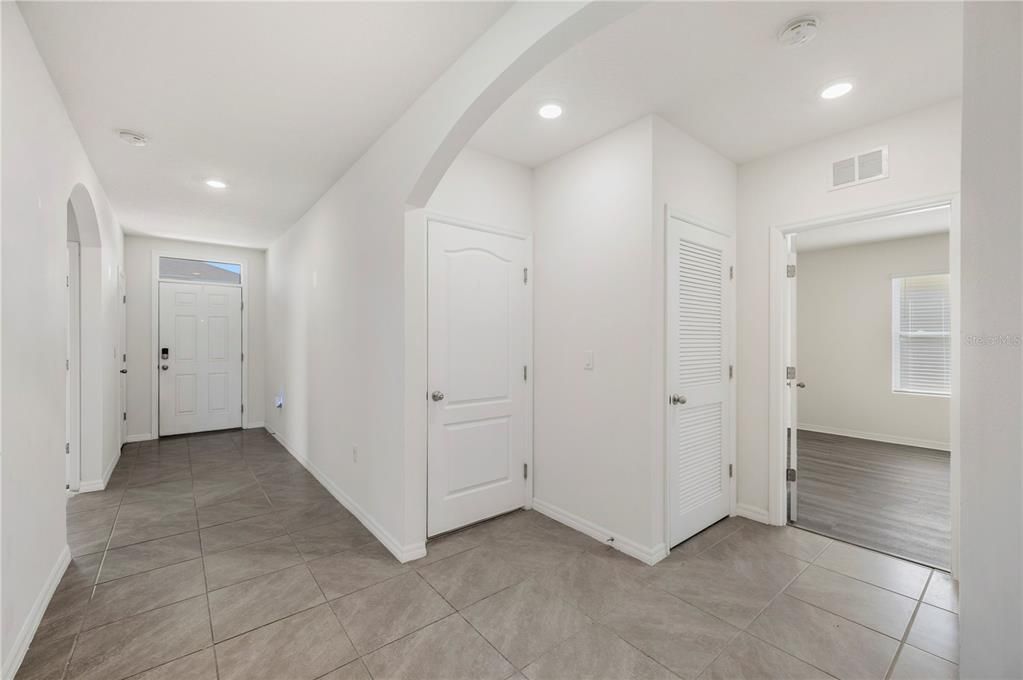 Activo con contrato: $330,000 (4 camas, 2 baños, 1867 Pies cuadrados)