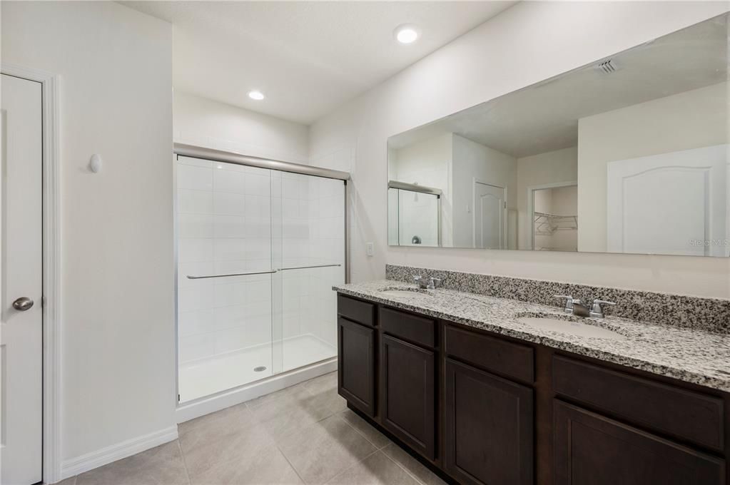 Activo con contrato: $330,000 (4 camas, 2 baños, 1867 Pies cuadrados)