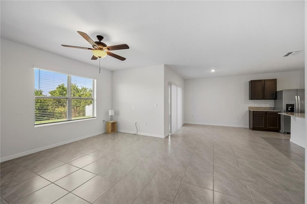 Activo con contrato: $330,000 (4 camas, 2 baños, 1867 Pies cuadrados)