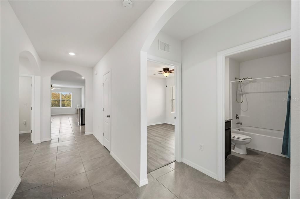 Activo con contrato: $330,000 (4 camas, 2 baños, 1867 Pies cuadrados)