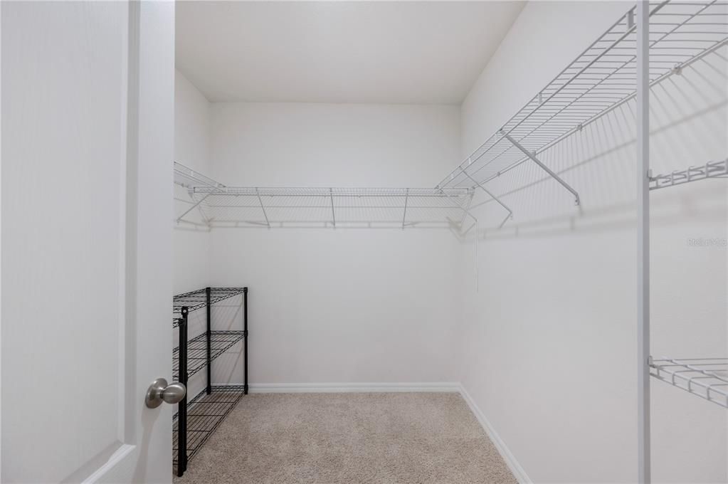 Activo con contrato: $330,000 (4 camas, 2 baños, 1867 Pies cuadrados)