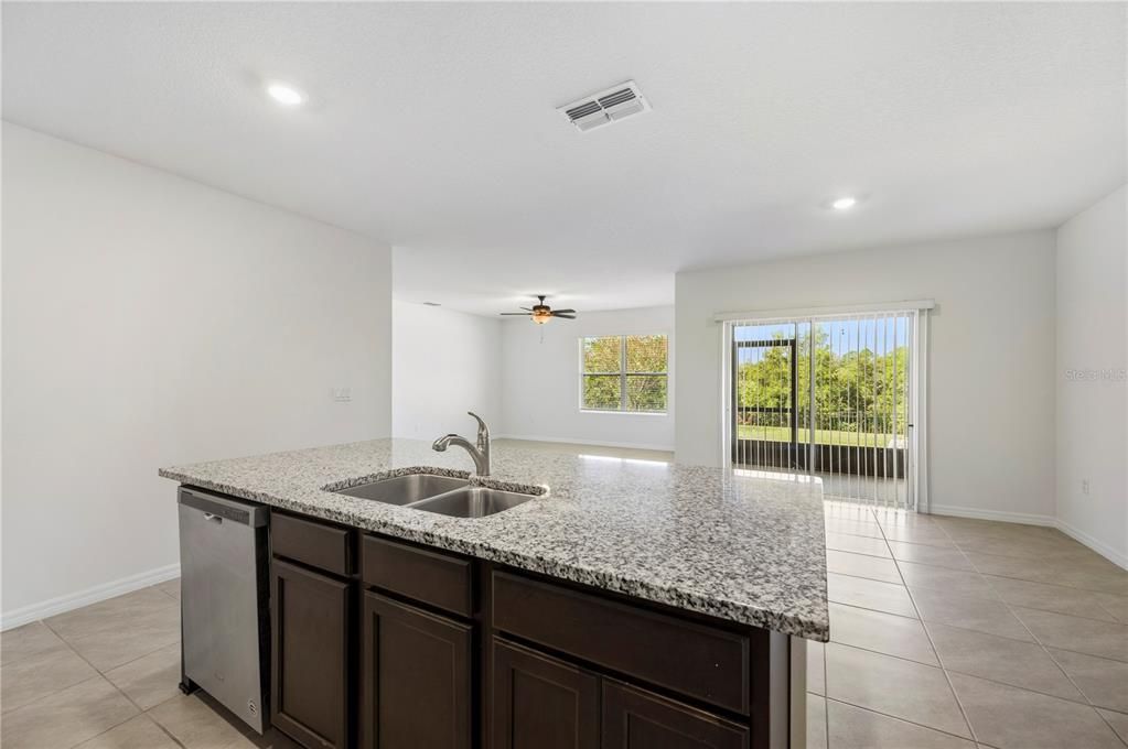 Activo con contrato: $330,000 (4 camas, 2 baños, 1867 Pies cuadrados)