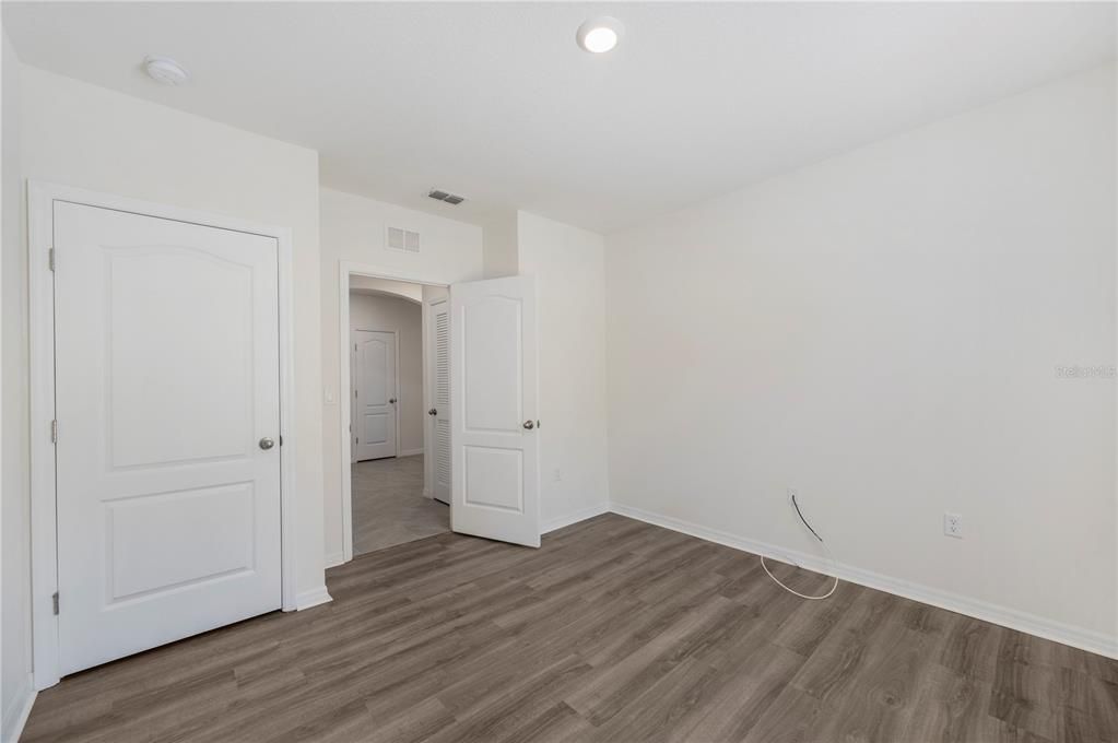 Activo con contrato: $330,000 (4 camas, 2 baños, 1867 Pies cuadrados)