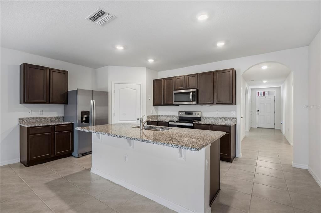 Activo con contrato: $330,000 (4 camas, 2 baños, 1867 Pies cuadrados)