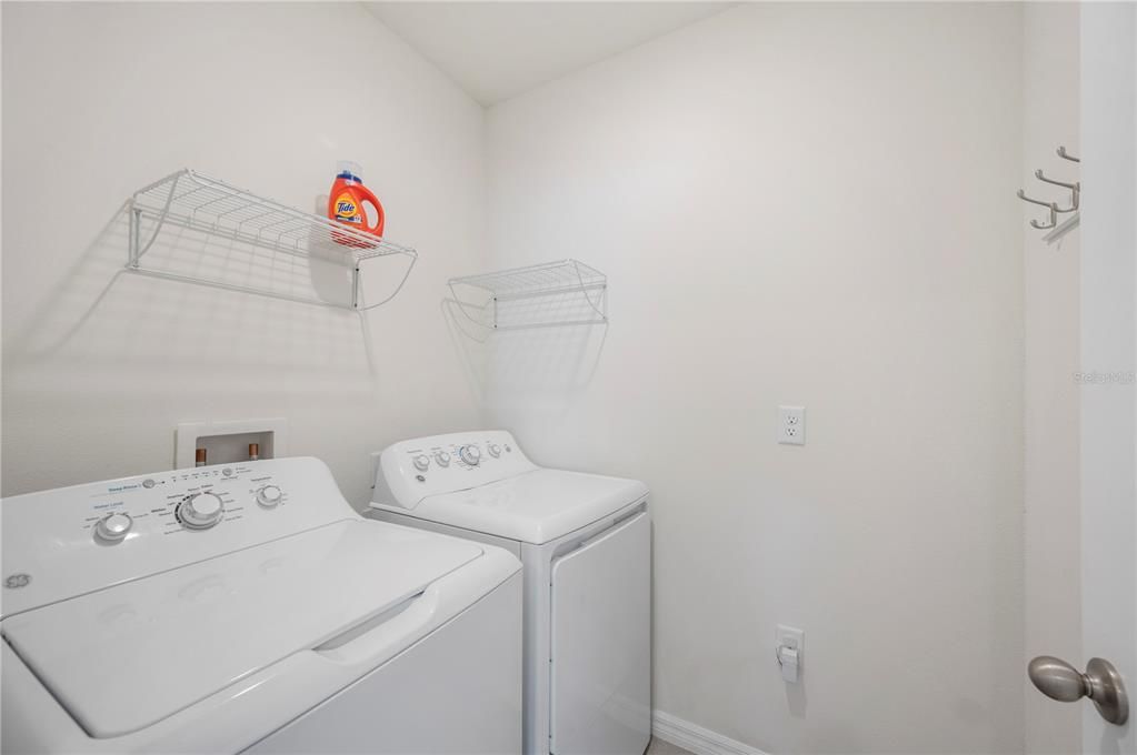 Activo con contrato: $330,000 (4 camas, 2 baños, 1867 Pies cuadrados)