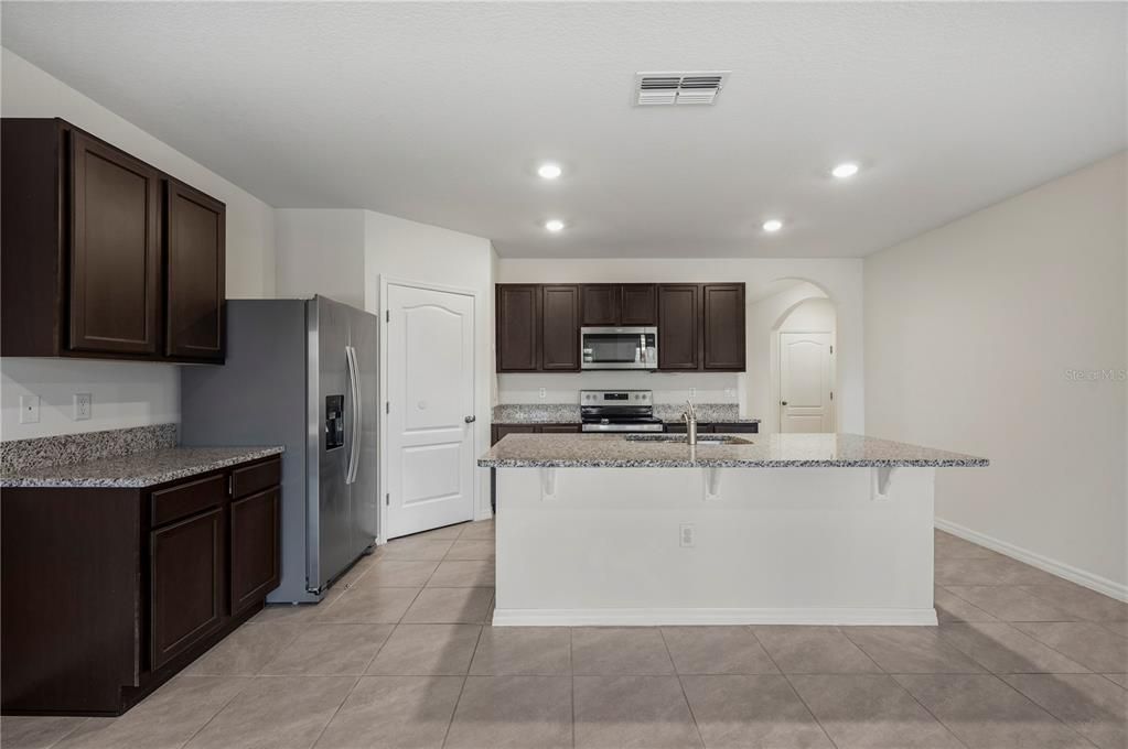 Activo con contrato: $330,000 (4 camas, 2 baños, 1867 Pies cuadrados)