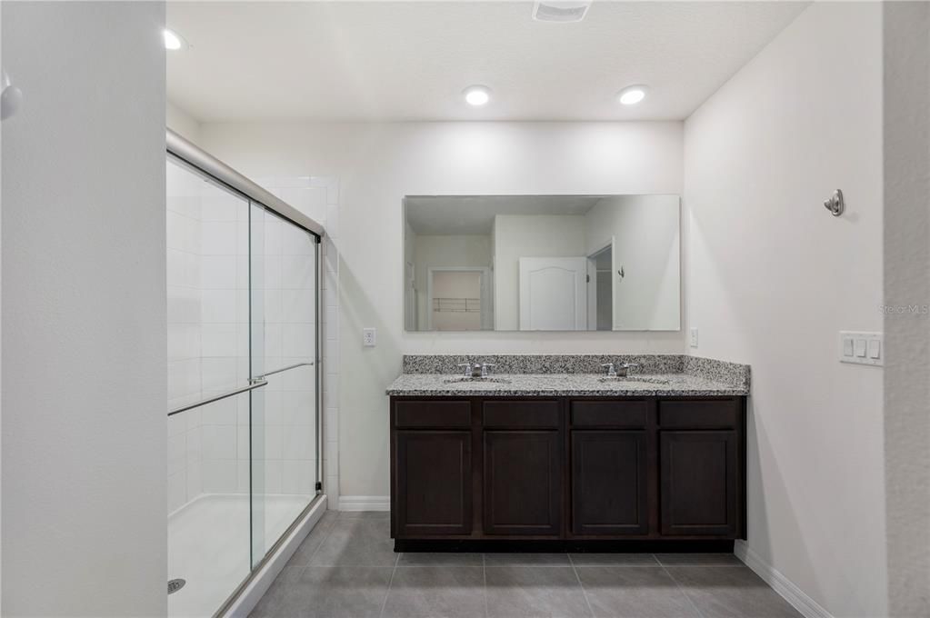 Activo con contrato: $330,000 (4 camas, 2 baños, 1867 Pies cuadrados)