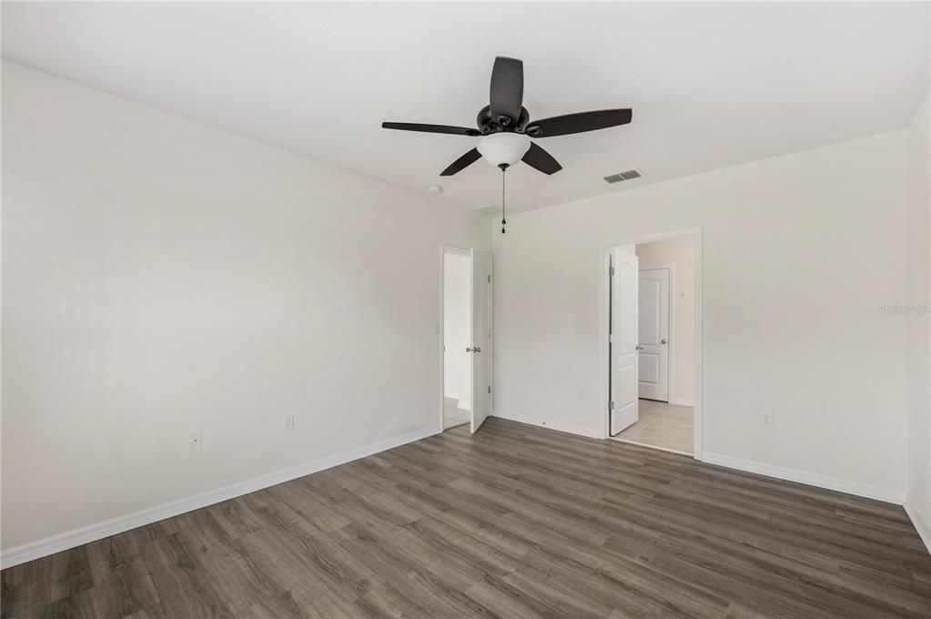 Activo con contrato: $330,000 (4 camas, 2 baños, 1867 Pies cuadrados)