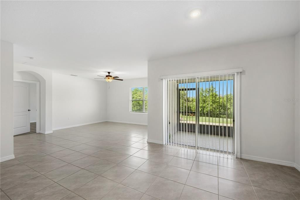 Activo con contrato: $330,000 (4 camas, 2 baños, 1867 Pies cuadrados)