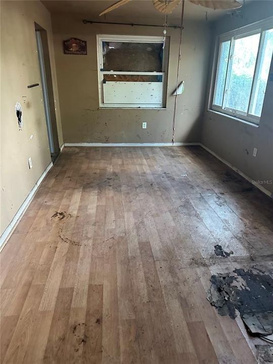 Active With Contract: $115,000 (3 beds, 1 baths, 1226 Square Feet)