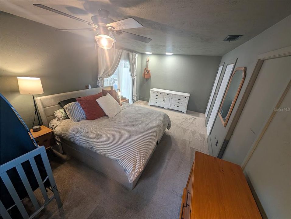 合同活跃: $584,777 (3 贝兹, 2 浴室, 2044 平方英尺)