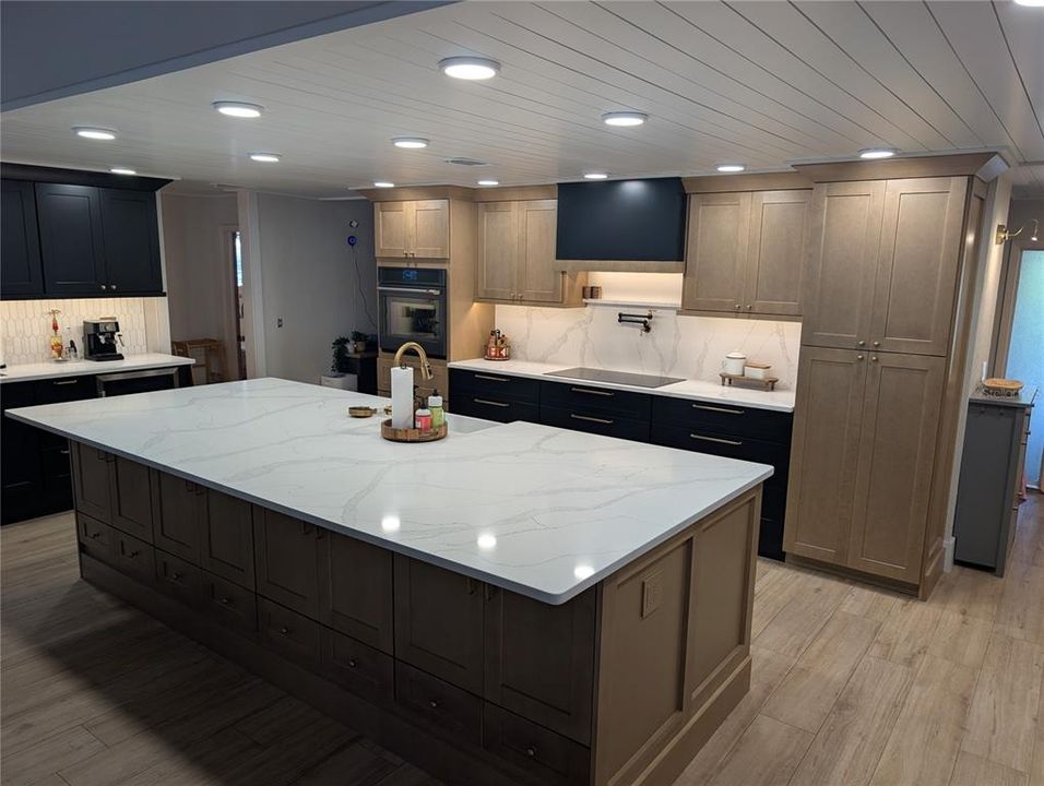 合同活跃: $584,777 (3 贝兹, 2 浴室, 2044 平方英尺)