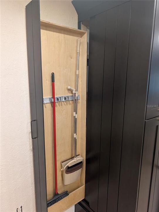 合同活跃: $584,777 (3 贝兹, 2 浴室, 2044 平方英尺)