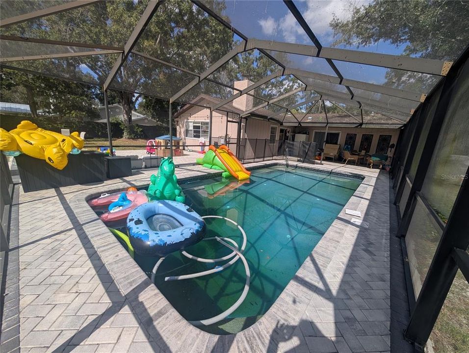 合同活跃: $584,777 (3 贝兹, 2 浴室, 2044 平方英尺)