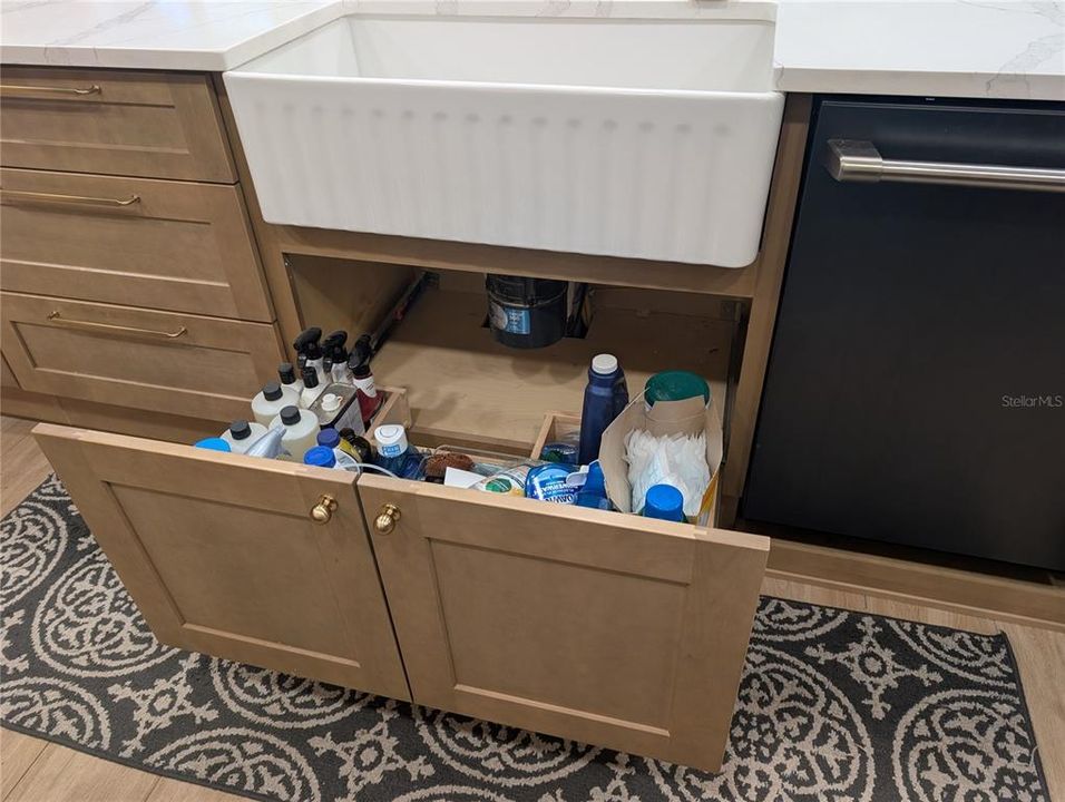 合同活跃: $584,777 (3 贝兹, 2 浴室, 2044 平方英尺)