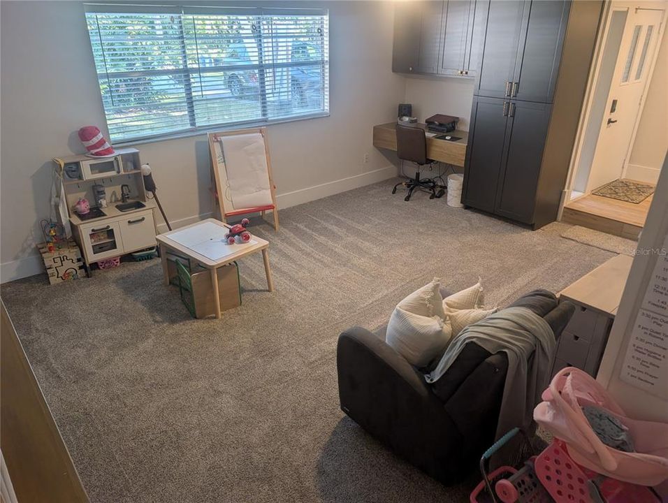 合同活跃: $584,777 (3 贝兹, 2 浴室, 2044 平方英尺)